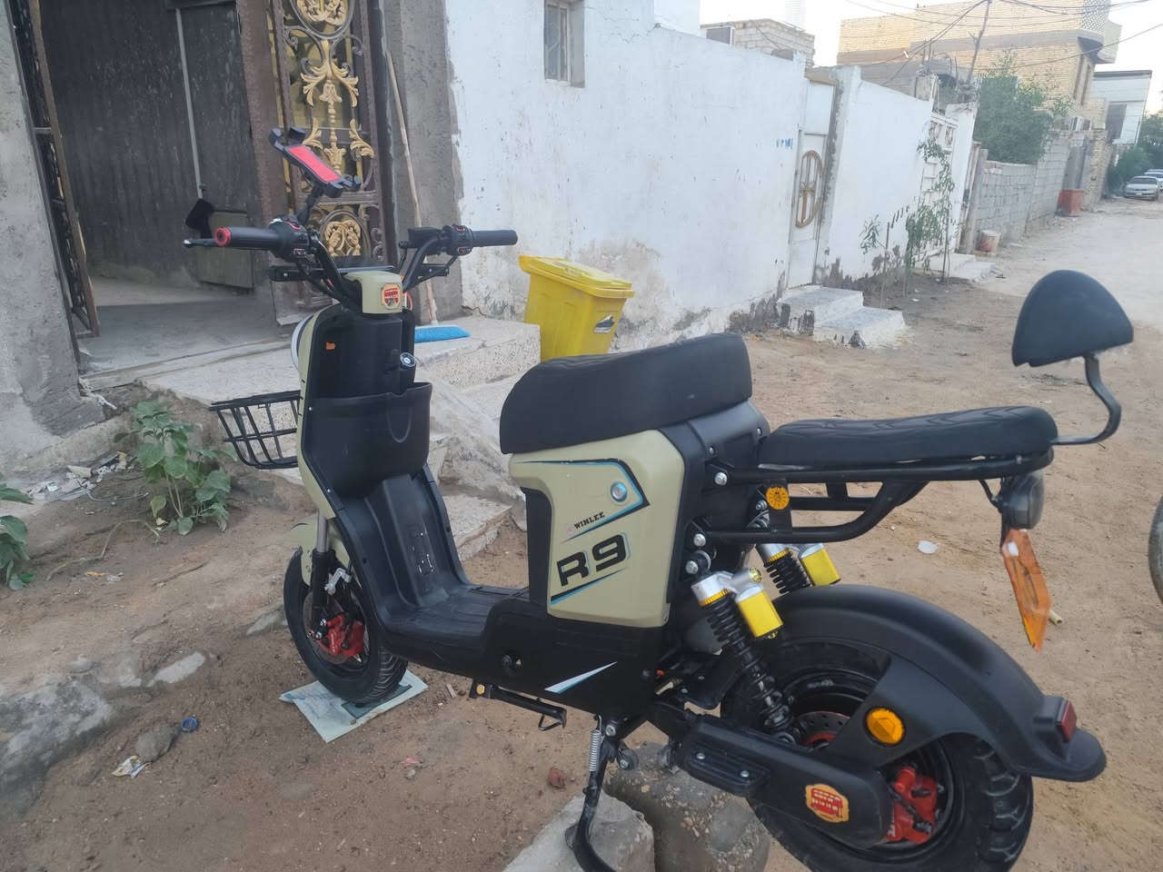 ار 9 موديل 25 سعر 400 البطاريات حجم 12 وبيها مجال***********
