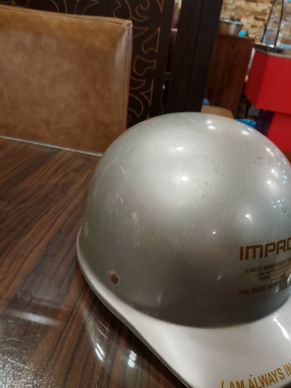 خوذه فضيه من ماركه Mac House improve موديل 601 ماركه اصليه غاليه بالموقع سعرها 60$ رايده ب 50 الف وبيها مجال بسيط للتواصل ***********

