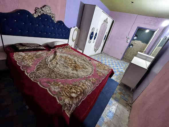 للبيع – غرفة نوم تركية 6 قطع (نظيفة ومرتّبة)

معروض للبيع غرفة نوم تركية كاملة مثل ما باين بالصور، تتكون من 6 قطع، شكلها أنيق وبحالة جيدة بشكل عام.

✨ محتويات الغرفة:

1- السرير مع اللوحة الخلفية
• تصميم ملكي بلون أزرق وكريمي
• حشوة كبس أنيقة باللوحة
• زينة جبسية بنقوش ذهبية
• السرير ثابت وما بيه خلخلة
- دولاب كبير 3 أبواب
• لون كريمي مع إضافات باللون الأزرق والوردي
• زخارف ذهبية
• مساحة داخلية واسعة للملابس والتخزين 

السعر مناسب ومراعاة للجادّ فقط
والتواصل على الخاص للاستفسار أو المشاهدة.
***********
