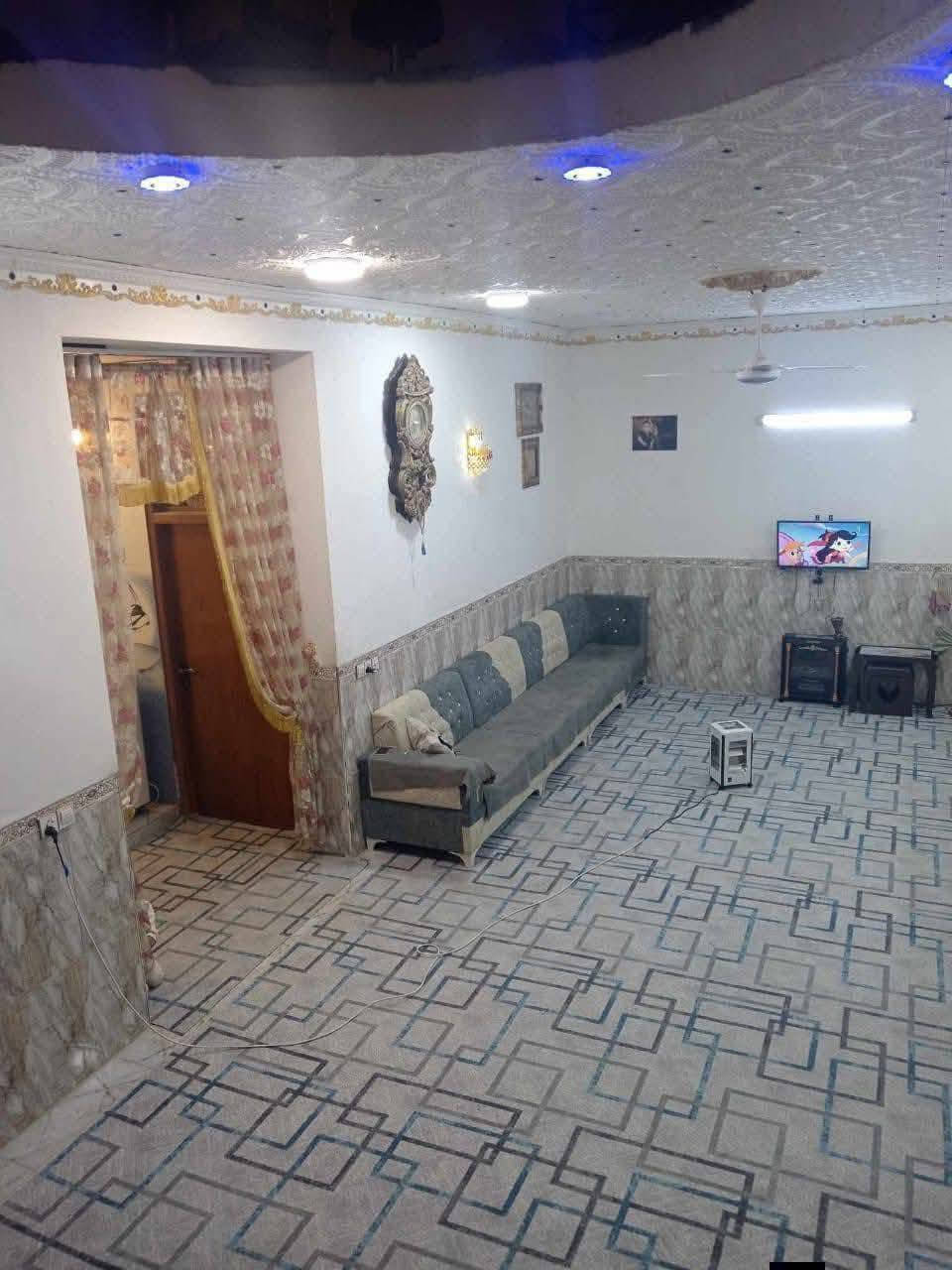 السلام عليكم..
دار للبيع .مكان مميز جدا 
النوع // طابو زراعي سند 25 
المساحة // 285م
الواجهه //13/5م
البناء // طابوق جمهوري 
السقف صب كونكريت بإشراف وتنفيذ مهندس مدني 
التفاصيل : طابقين
الطابق الاول يتكون من
غرفة عدد 2  6*4الثانيه 6*8
استقبال 9*4
صالة 10*4
مطبخ 6*4
صحيات داخلية .
صحيات خارجية .
ممر ات خلفي طارمه
الطابق الثاني 
غرفة نوم عدد 2
6*4+8*4
السطح اشتايكر كامل
السعر //١٤٥ وبيه مجال
الموقع ** بابل المدحتيه ربيانه مقابيل دار وعد الكصاب عبر ربيانه
 شارع صب مجاري خارجيه
بناء حديث درجه اولى 
عرض الشارع 6م الامامي
للاستفسار اكثر يرجى زيارة مكتب دلالية وائل الهندي الواقع شارع الستين قرب سلوان ابو الكاشي مقابل فرع علي قماره
 او الاتصال على الرقم ***********وائل الهندي
***********ابو علي
للإعلان والترويج عن عقاراتكم يرجى مراسلة الصفح
