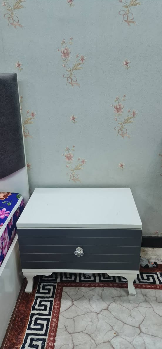 غرفة نوم سريرين  وكنتور وميز مجرات وميز صغير
١-طول السرير ٢٠٥سم / عرض ١٠٥سم / ارتفاع من دون التاج ٢٧سم /ارتفاع مع التاج ١٠٢سم 

٢-كنتور طول ٢٢٢سم / عرض ٥٩سم/ ارتفاع ٢٠٨ سم 

٣-ميز كبير مع مجرات طول ٩٥سم / عرض ٤٢سم /ارتفاع ٩٤سم

٤-ميز صغير طول٥٥.٥سم/ عرض ٤٢سم/ارتفاع ٤٠ سم

ملاحظة: زواية السرير ضاربهن زواية علمود لا يتحرك 
نظافة الغرفة  ٩٠% 🔴 
السعر :350 الف 
للتواصل والاستفسار الاتصال على الرقم :***********
العنوان بغداد الشعب
