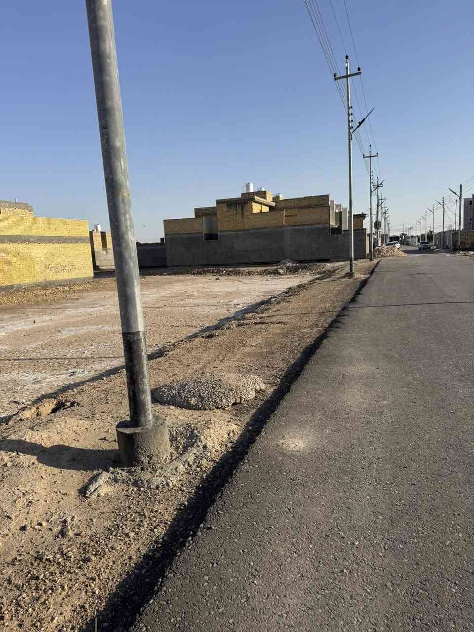 قطعه للبيع المساحه ٢٥٠الواجهه ١٠النزال ٢٥خدمات كامله ماء كهرباء تبليط أناره ليليه سند ٢٥حي القصور تبعد عن الشارع العام ٢٠٠متر للأستفسار ***********
