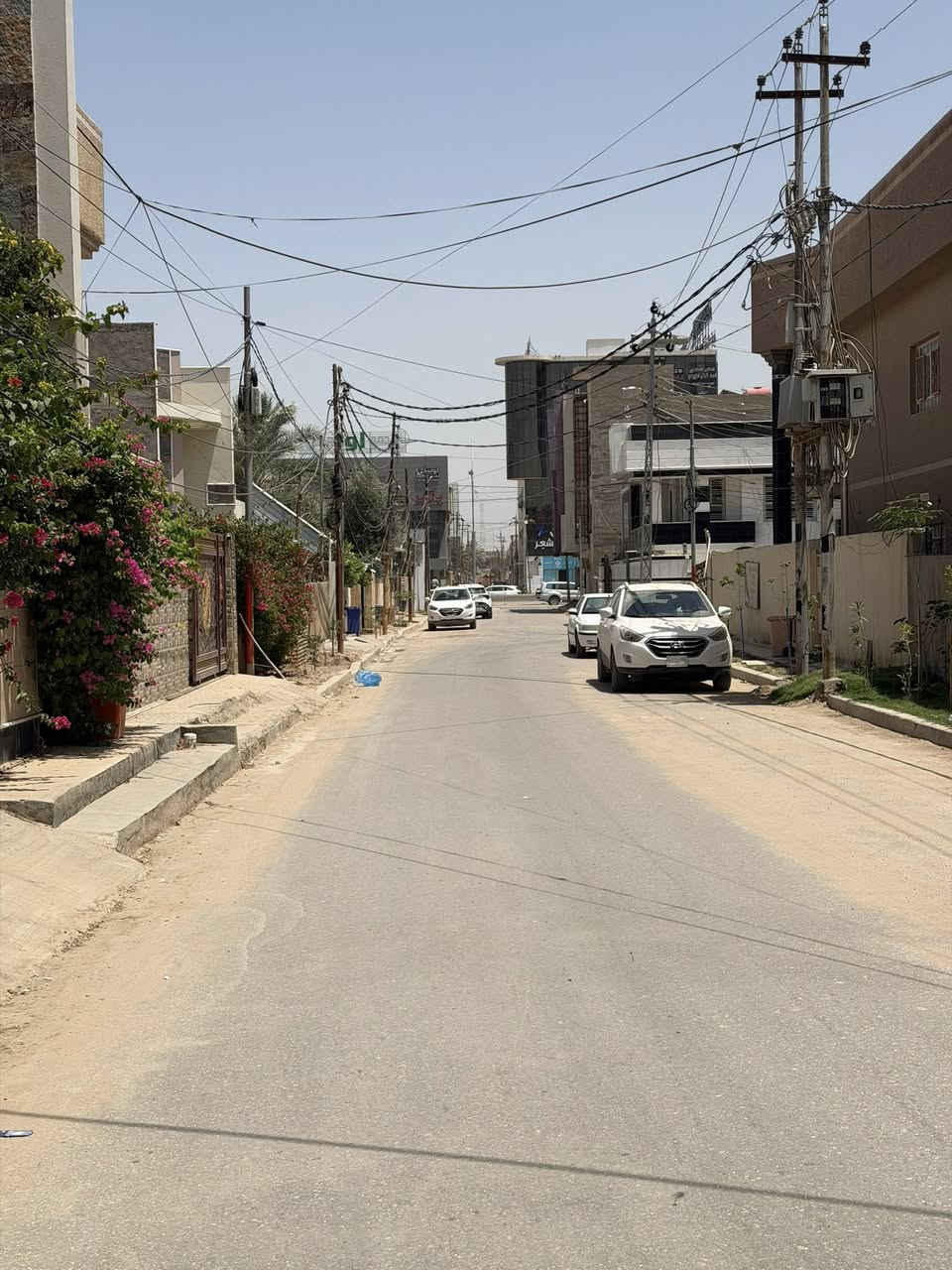 🏡/ دار للبيع المساحة ٢٠٠ م طابو صرف 

              الواجهة ١٠ م / النزال ٢٠ م

🧱/ بناء نظيف جداً ٢٠١١

الطابق الاول/ مطبخ . هول . صالة . غرفة نوم . مجمع صحيات. گراج . حديقة 

الطابق الثاني/ ثلاث غرف نوم .هول . مجمع صحيات 

🌏الموقع/ حلة حي الاساتذة الاولى شارع المحولة امام متنزه قريب جداً من شارع ٦٠. 

                        ( تبليط مجاري )

⭕️نستقبل جميع العروض التجارية والسكنية والزراعية في جميع مناطق الحلة 

لمعرفة السعر مراسلة الصفحة او زيارة مكتب 

حسنين للعقار الكائن في شارع الحسينية من جهة شارع ٦٠ 

***********           ***********
