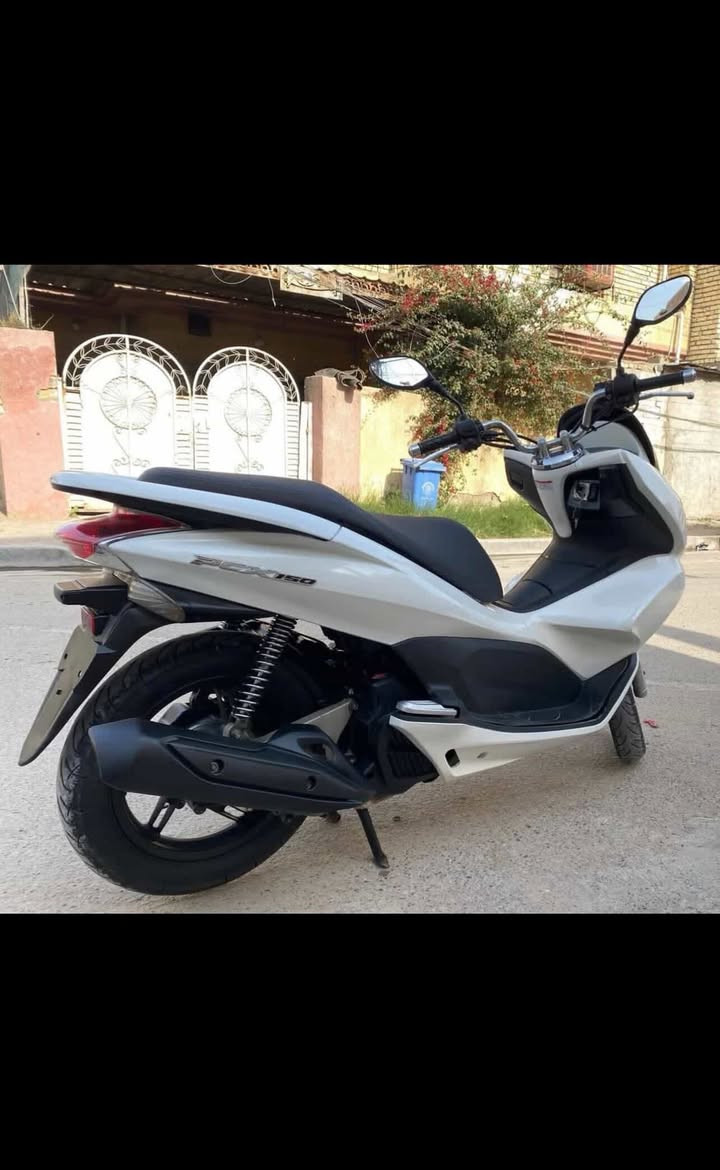 السلام عليكم للبيع دراجه pcxجيل اول   ياباني اصلي دراجة مال رمبه ماخذها رمبه الدراجه على ايدي 
الاصلي دراجه جديده مال جناي
الاصلي دراجه كامله أستان كهربائي حساس ازدحام ٢ دراجه جديده الدراجه مكينه لوك برغي ممفتوح بيهه شلعا معدل خير من اللّٰه دراجه تكول جديده بمعنئ الكلمه واحلا من الصور دراجة مكينه مكفوله اي نقص مابيه
السعر مليون و400 وبيه مجال 
ايستفسار *********** بغداد بلديات
