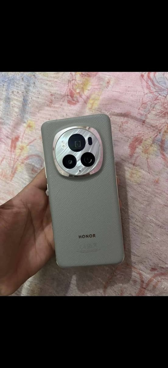 Honor magic 6pro
      هونر ماجك 6 برو  ملحقاته كاملة 
لون اخضر     سعر500الف 
ذاكره 512/12. رقم الهاتف  ***********
نظافه 90٪ 
معالج snapdragon 8gen3
نسخه عالميه 
كاميرات عين الصقر عملاقه من افضل كاميرات بالعالم   بصره خور الزبير 
بطاريه 5600 مع شاحن 100W
