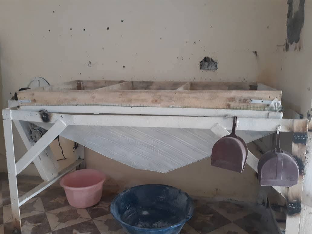 السلام عليكم هزاز طحين او تنقيه طحين  للبيع مع ميزان مع مكينه خياطه گواني مع شالوب حتياط
طول الهزاز مترين ونص   هزاز حيل نضيف 
ينضف من اتعس طحين الى طحين شرط رقم 1 خباز درجه اولى  السعر 900  
  وبي مجال  المايعرف يلاكسر بسعر 
العنوان ناحيه النمرود 
***********
