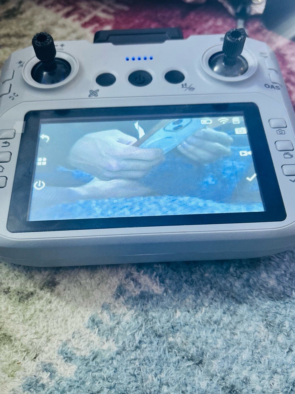 درون لعب وتصوير تصويره HD (720p)
بيه كامرتين اماميه وجواها تحكم سلس 
ريش اضافيه طياره مستخدمه نضافته 90‎%‎
بيه ضربه خفيفه متئثر  بس حبيت اصوره 
مكاني واسط مركز المدينه