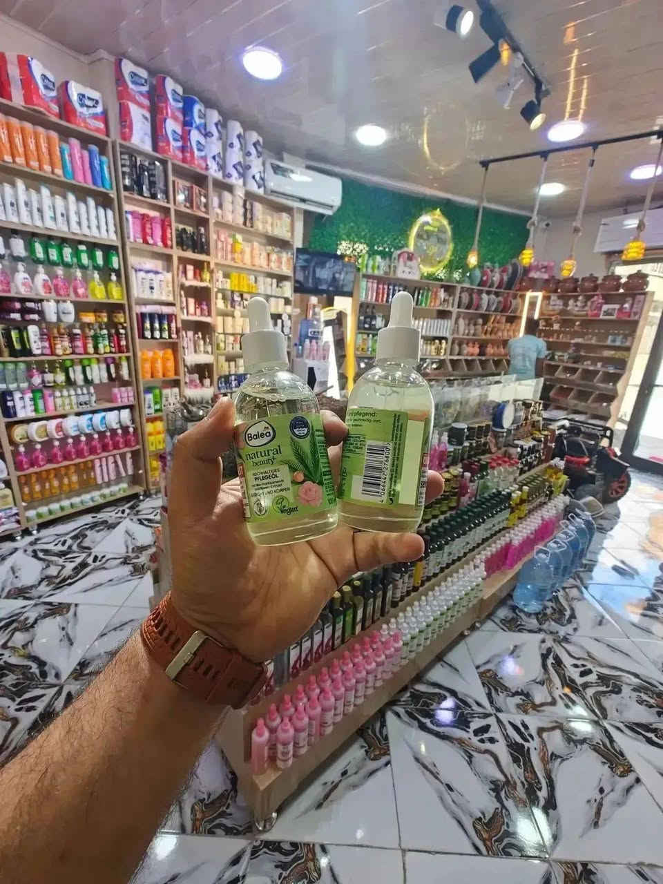 👑 مملكة مريم للمكملات غذائية و زيوت طبيعة  👑
😍#زيتBalea_Natural_Beauty🤩
وهو زيت للعناية بالوجه والجسم. 
يحتوي على زيت بذور القنب العضوي ومستخلص الورد.
يعمل على ترطيب البشرة وجعلها ناعمة ومرنة.
مناسب للاستخدام اليومي أو كزيت تدليك.
تركيبته نباتية 100% وخالية من المواد البلاستيكية الدقيقة والبوليمرات الاصطناعية
#فوائده
1️⃣#ترطيب_عميق: يوفر
✅ ترطيبًا مكثفًا للبشرة الجافة والمتعبة،
✅ويساعد في الحفاظ على رطوبة البشرة لفترات طويلة دون ترك ملمس دهني 
2️⃣#مكافحة_علامات_الشيخوخة: 
✅غني بمضادات الأكسدة مثل فيتامين E والبوليفينولات، 
✅التي تحمي البشرة من الجذور الحرة 
✅وتقلل من ظهور التجاعيد والخطوط الدقيقة، 
✅كما يعزز إنتاج الكولاجين [6، 12].
3️⃣#تهدئة_البشرة_الحساسة: 
✅يمتلك خصائص مضادة للالتهاب
✅ تساعد في تهدئة الاحمرار والتهيج، 
✅مما يجعله مناسبًا للبشرة الحساسة 
4️⃣#تحسين_مظهر_البشرة: 
✅يساهم في توحيد لون البشرة
✅ وتقليل التصبغات،
✅ويمنحها إشراقة ونضارة طبيعية 
5️⃣#للشعر:
✅تغذية وتقوية: يساعد في تغذية وتقوية بصيلات الشعر، 
✅مما يقلل من تساقط الشعر ويعزز نموه الصحي.
✅تقليل التقصف والتلف: يقلل من تقصف الأطراف ويحمي الشعر من التلف الناتج عن التصفيف الحراري والصبغات الكيميائية.
6️⃣#إضفاء_لمعان:
 ✅يمنح الشعر لمعانًا طبيعيًا وملمسًا حريريًا دون أن يجعله دهنيًا 
#توفر التوصيل لجميع الولايات 
#لطلب الاستفسار رسلونا على الخاص او


**إذا كنت صاحب هذا الإعلان وتريد حذفه لأي سبب، رجاءا أرسل رسالة إلى الدعم الفني**