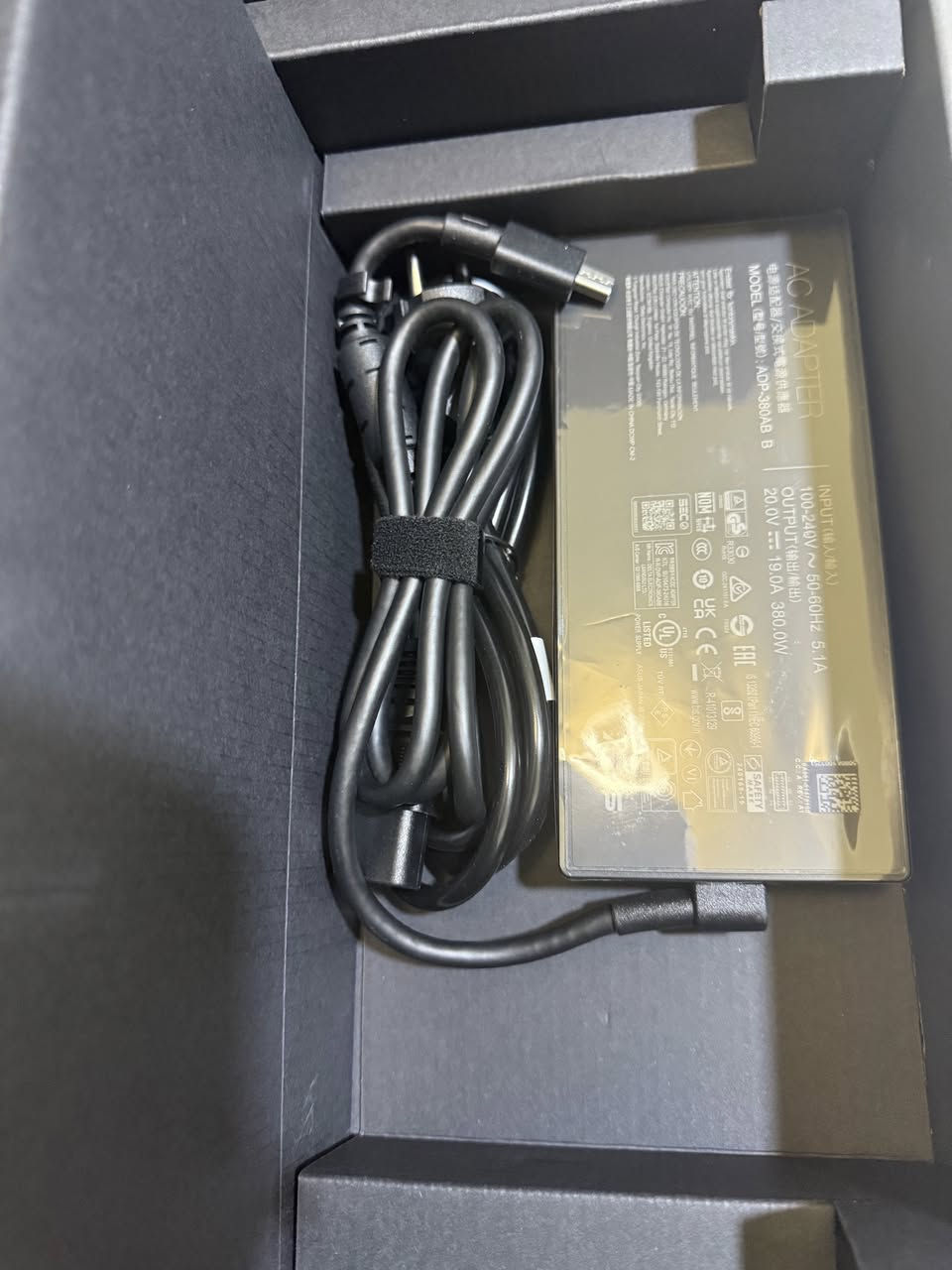 ASUS ROG Strix SCAR 18 (نسخة 2025 – الأقوى حالياً) 👇
🔥 المواصفات الأساسية

💻 الشاشة:

حجم: 18 بوصة

دقة: 2.5K (2560 × 1600) WQXGA

نوع: Nebula HDR Mini-LED — ألوان واقعية ووضوح عالي

نسبة أبعاد: 16:10

معدل تحديث: 240 Hz (ممتاز للألعاب)

دعم: G-SYNC + Dolby Vision + Pantone Validated �

estore.asus.com

⚙️ المعالج (CPU):

Intel Core Ultra 9 275HX

يصل حتى 5.4 GHz

معمارية بقوة 24 نواة (8 أداء + 16 كفاءة) وذاكرة كبيرة جداً 🔥 �

estore.asus.com

🎮 بطاقة الرسوميات (GPU):

NVIDIA GeForce RTX 5090 (نسخة قوية جدًا للألعاب)

VRAM ضخم: 24 GB GDDR7 — أداء فائق في الألعاب الحديثة �

estore.asus.com

🧠 الذاكرة (RAM):

عادة 32 GB DDR5-5600MHz (يُمكن توسعتها حتى 64 GB) �

estore.asus.com

💾 التخزين:

2 TB + 2 TB SSD PCIe 4.0 (مرتبطة بنظام RAID 0) — سرعة تخزين وتطبيقات رهيبة �

estore.asus.com

🔌 المنافذ (I/O):

2× Thunderbolt 5 (USB-C)

3× USB 3.2 Gen 2 Type-A

1× HDMI 2.1

1× 2.5 G LAN

سماعة Combo 3.5 mm �

📶 اتصال:

Wi-Fi 7

بلوتوث 5.4 

🔊 الصوت:

مكبرات صوت متطورة مع Dolby Atmos لتحسين جودة الصوت �

🔋 البطارية:

بطارية 90 WHR

⚖️ الوزن والأبعاد:

الوزن حوالى 3.3 kg 

جهاز بعده بل ضمان شركه النبع 

سعر 5مليون 800 وبي مجال 

بسبب بيع جهاز غير مستخدم وبعده بحاله وكاله 

للتواصل ***********
