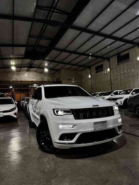 السلام عليكم للبيع جيب كراند شيروكي (S) 🙏🏻
موديل 2022 خليجي🚘
 وكالة خليجيه❤️‍🔥🏁
السيارة مكفولة كفاله عامه بوضع الشركه بلاد
ماشيه:130Kmالف فقط
مواصفات ال s فول 1/1
1-رادار امامي عدسه✅
2-محرك 3.6L (6v)✅
3-داخل احمر وأسود بلادي ✅
4-تحذير خروج عن المسار ✅
5-نقطة عمياء ✅
6-دفع 4x4✅
7-فرش المقاعد جلد الأمامية كهرباء ✅
8-المقاعد الأمامية تدفئة وتبريد ✅
9-ذاكرة حفظ وضعيات الجلوس ✅
10-تدفئة ستيرن ✅
11-سقف بنورما ✅
12-شاشة حجم 4.8 ✅
13-نظام خاص لطرق الوعرة ✅
14-مصابيح الأمامية زنون ✅
15-مصابيح LED✅
16-كشافات ضباب زنون ✅
17-تشغيل عن بعد ✅
18-صندوق كهربائي  ✅
19-حساسات امامية ✅
20-حساسات خلفية ✅
21-كامرة خلفية ✅
22-ويل قياس 20 اسود لماع ✅
23-المرائة بـ خاصية التعتيم الذاتي ✅
24-مرائة امامية كهرباء ✅
25-بلوتوث تلفون ✅
26-تحديد سرعة ✅
27-تحديد مسار ✅
28-نظام تشغيل وإطفاء أتوماتيكي ✅
29-نظام بريك اتوماتيكي ✅
باقي مواصفات S معروفه سياره جديده بمعنى الكلمه من الزيرو لحد ليوم على ايد وحده رقم بغداد باسمي تحويل مباشر
————————————————————————————
موقعنه:بغداد الكرخ معارض البياع 
السعر:383💸💸وبي مجال👋🏻🤍
لاتصال والاستفسار: ***********   
                                                ☎️☎️         ☎️☎️
