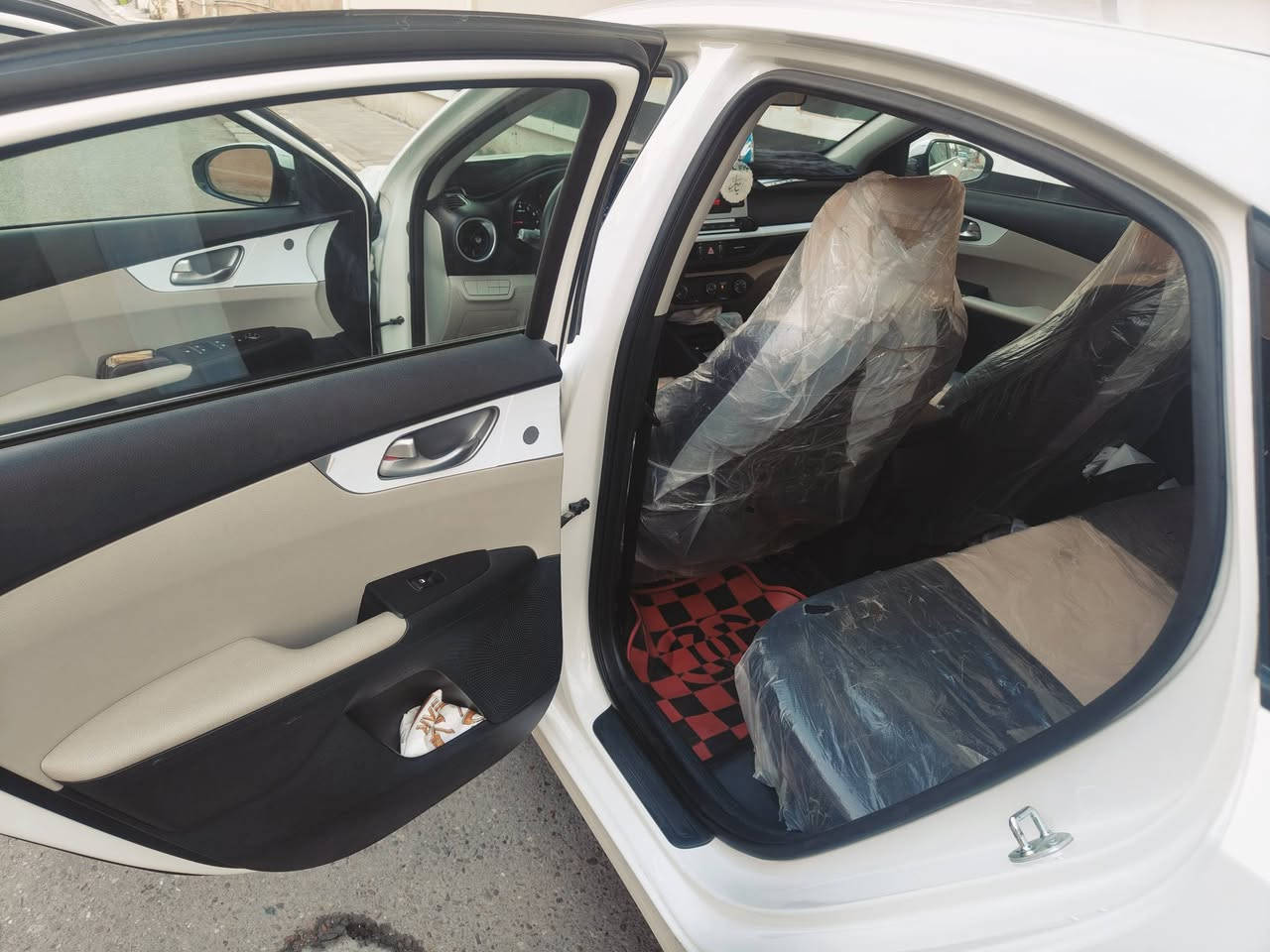 سيراتو
1_ موديل 2024
2_ لون ابيض 
3_ رقم بغداد
4_ ماشيه 60 الف 
5_ مكفوله كفاله عامه عدا رصعه صغيره مامبينه بالجاملغ 
6_ ويل كب ومدوشمه جديده ارضيهة وكشنات 
7_ السعر ( 177 ) $
8_ مكان السياره الفلوجه 
***********
