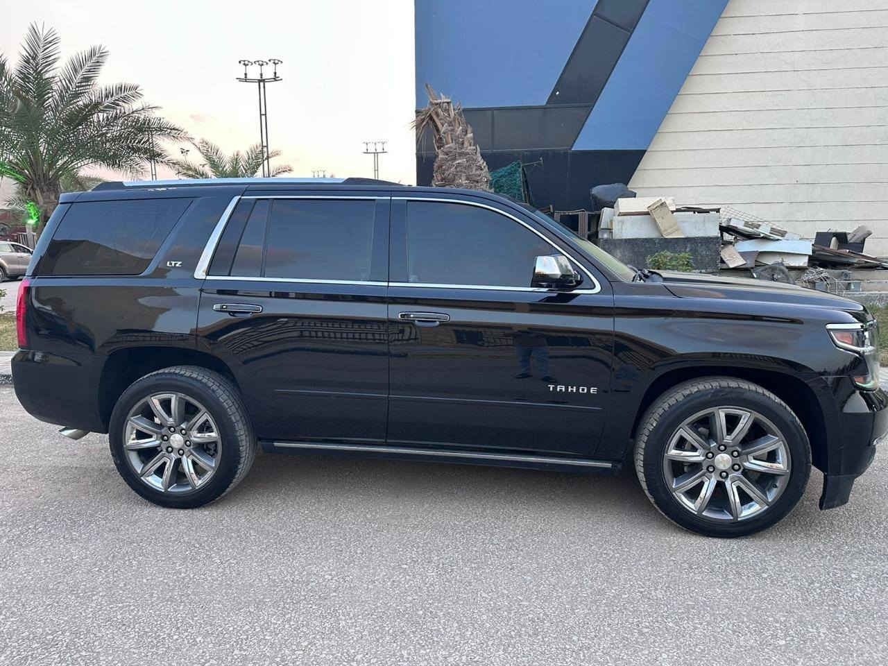 شيفروليه تاهو برمير (اعلى فئة) فول مواصفات لون اسود
#الموديل : 2017
#الضرر : باب الجنطة + طرف الجاملغ الخلفي
#الرقم : مرقم اربيل (الرقم الحديث)
#الايرباكات : بدون ضرر اي ايرباك

•المواصفات :

▪️السيارة : شيفرولية تاهو PRIMER 
▪️المحرك : 5.3L V8 (ثمانية سلندر)
▪️العداد: 87 الف ميل حقيقي
▪️حجم الويل: ويل كب حجم 20 اصل مع طقم تايرات بحالة ممتازة
▪️لايتات زينون مع حاجب LED مع كشافات دعامية
▪️بصمات عدد 4 للأبواب مع بصمة تشغيل
▪️رادار امامي مانع تصادم
▪️تحديد مسار
▪️حساس امامي
▪️حساس خلفي
▪️رادار جانبي (نقاط عمياء)
▪️تدفئة وتبريد لكشنات المقدمة
▪️تحكم فول كهرباء لكرسي السائق والراكب
▪️گشن ذاكرة خزن ميموري
▪️كامرة خلفية دوارة اصل مع الستيرن
▪️كشنات السيارة جلد اسود اصل
▪️شاشة سقف عارضه للكشنات الخلفية
▪️شاشة الدشبول حجم كبير مع قاصة داخلية صغيرة
▪️تشغيل عن بعد
▪️جنطة كهرباء
▪️شاحن لاسلكي (واير ليس)
▪️سستم صوت BOSE
▪️تحكم ستيرن جهتين بلوتوث وحاكية وكروس سرعة وتحكم صوت 
▪️نظام ABS مانع انزلاق
▪️ تظليل زجاج المركبة نسبة 80% مع السنوية

السعر المطلوب345 ورقة مع المجال
 مكان السيارة النجف 
الاتصال على : ***********
