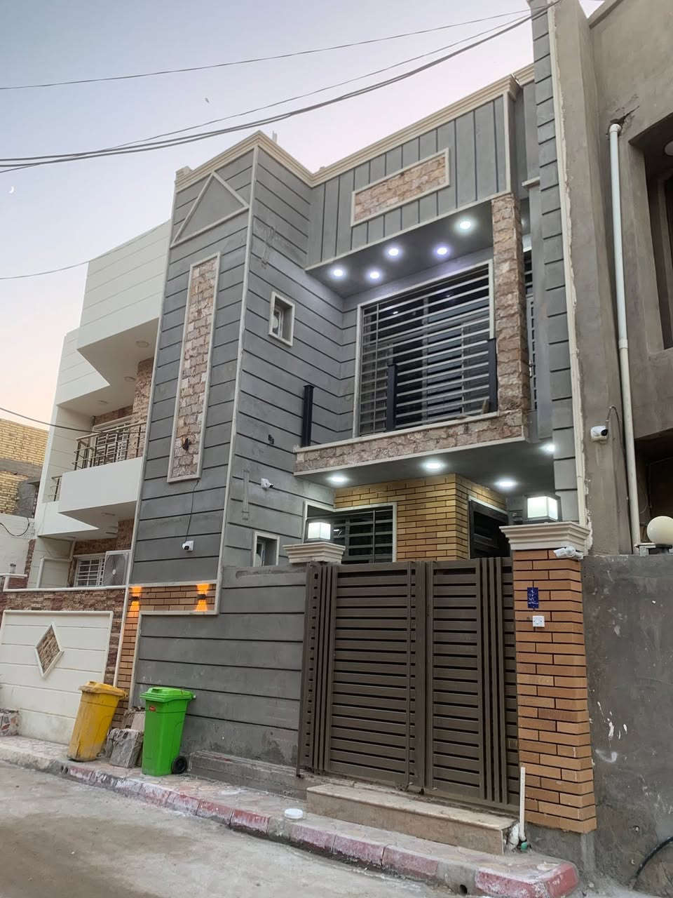 دار للبيع مساحه 100متر بناء حديث درجه أولى 
طابقين غرفتين نوم 
موقع حي الصحه مقابل كازينو مارينا موقع ممتاز 
خدمات كاملة تبليط طابو زراعي سند 25حق التحويل 
السعر 210مليون الاستفسار *********** //
***********
