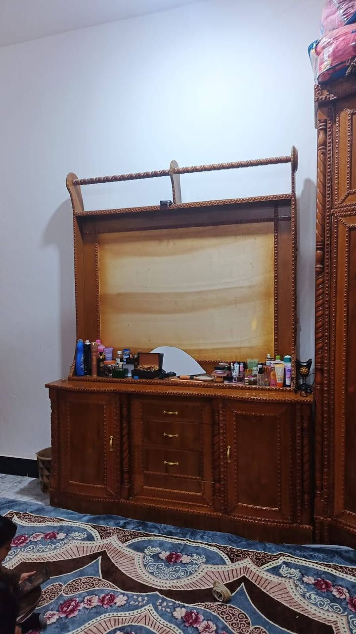 سلام عليكم غرفه للبيع بعدهي جديده عوزهه بس لمرايه مكسوره ***********
