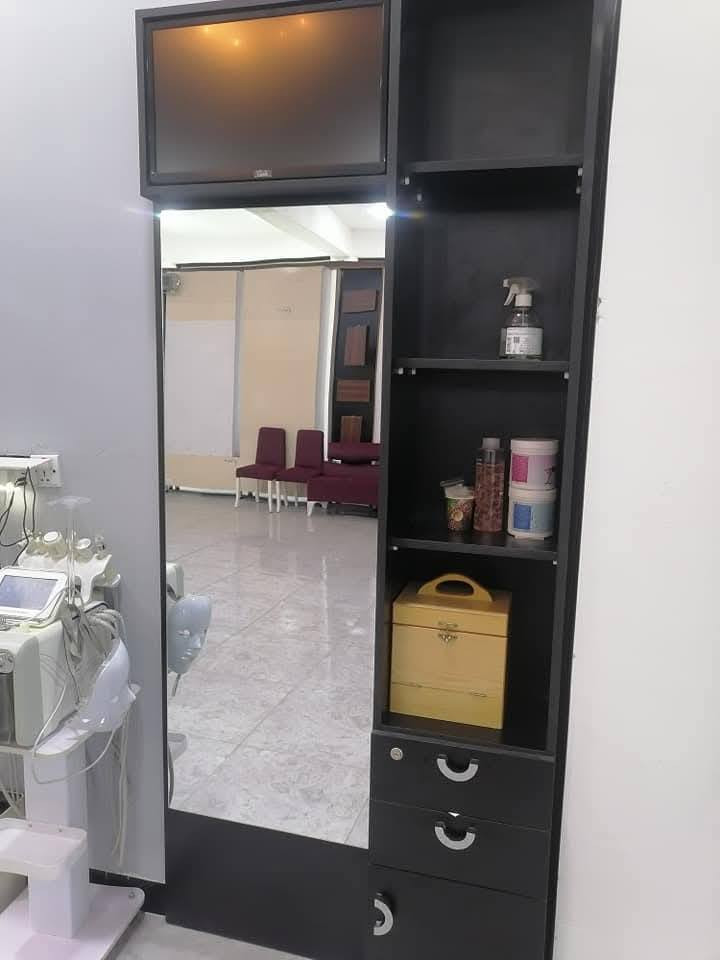 متوفر هذي المواد للبيع ميز مرايه عدد 6 3 ابو الشاشه صنع تركي و3 بدون شاشه برانكيت اناره وكرسي بدكير مساج وخلاط واضائة فووول عارضه مواد عدد 2 ومتوفر كورنر تركي قماش مالته ضد الماء اليخدمنه يتصل 
***********
