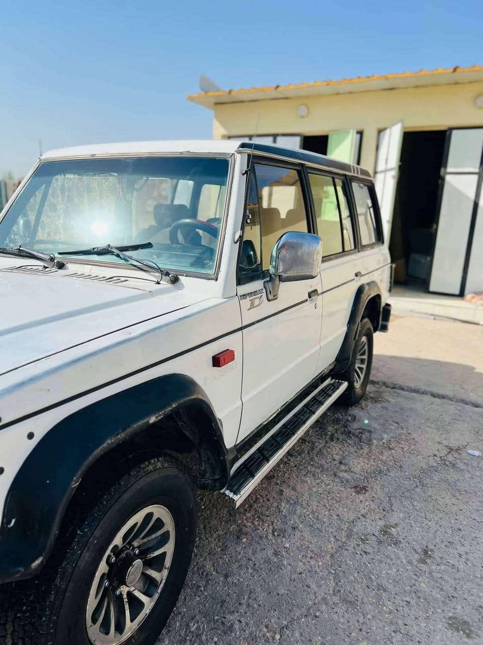 السلام عليكم للبيع باجيرو مديل 91 رقمها نجف سنويه صاقطه مالتها سياره مكفوله كير ومكينه كهربايات كلها شغاله تخم تاير تحويل مباشر سعرها 55 وبيه مجال شراي يتصل *********** عنواني محافظة واسط رجان الموشراي لايتعبني فدوه
