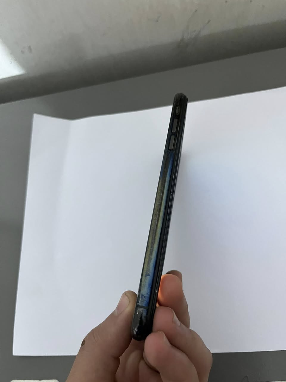 سلام عليكم ايفون اكس ماكس ذاكره 64 بطاريه تعبانه كلش 50 وشاشه وضهر مكسر رايده 100 وبي مجال المكان الامين الثانيه رقم تليفون :***********
