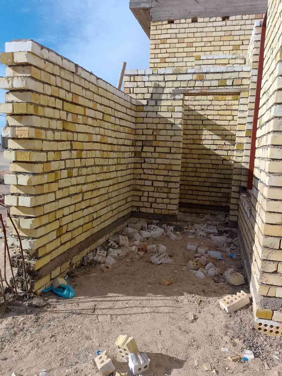 السلام عليكم ورحمة الله وبركاته 
اخوان اقرة المنشور قبل الاتصال بيت هيكل طابق واحد مساحة 150 متر واجة 7 ونص بدون سكف علماً انا البيت بناء طابوق جمهوري وصب مسلح وكل تصوير بناء عندي موجود موقع البيت كربلاء ع ساحة ومدرسة ومستوصف اربعه شارع 15 + 6 امتار تشجير موقع تجاري شارع قرب مجمع الغدير في المربع الاول المنطقة كله بناء حديث وخدمات كاملة للاستفسار اكثر الاتصال على الرقم الخاص مغلق 
***********
