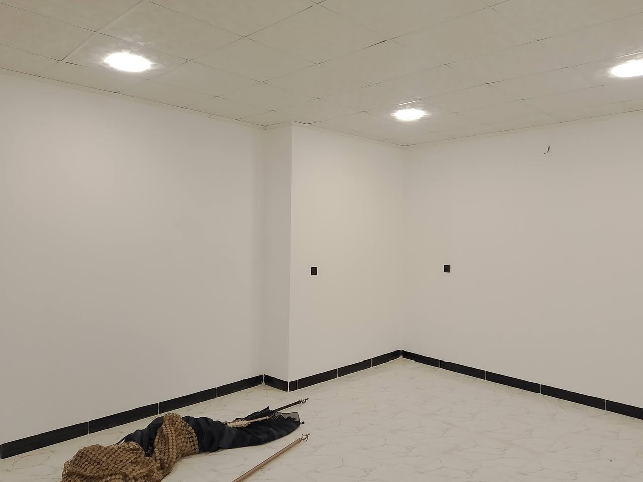 بيت للبيع توله فروش مقابيل حي تاميم مساحه140متر مربع بناء طابقين نوع العقار(زراعي) عدد غرف نوم3
استقبال مطبخ حاربارد حمام صحيات 2
ماء 2خطوط كيزر + 2تانكيات بلاستك  +كاونتر +2سبالت ضمن البيت السعر44مليون وبي مجال رقم الهاتف***********واتساب
