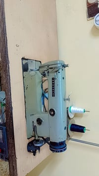 مكينة خياطة للبيع شرط شغالة انطيها هية و الميز السعر 150 الف 077291855...