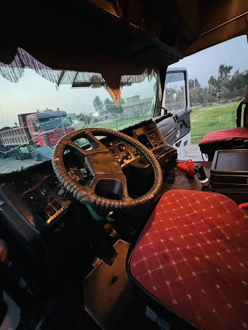 سلام عليكم 
سكانيا للبيع موديل 93 مجموعة بايجر 16 بدي تفصال جديد
رقم بغداد 3لوحات قاطرة و مقطورة 
مكينة 113
كير 3/3
الاتصال ***********
