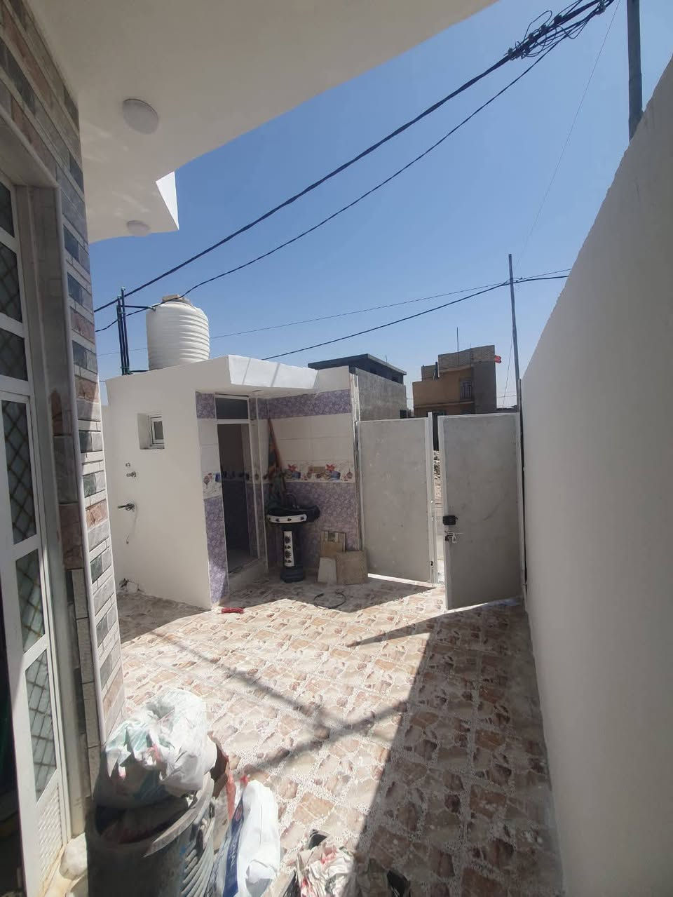 السلام عليكم ورحمة الله
بيت مساحة 100 متر / واجهية 5 متر ونزال 20/ طابو ملك صرف 

بناء طابوك / بناء حديث صار 7 اشهر من طالعين العمال منه 

مكون من حمام خارجي  وطرمة واستقبال وهول داخلي مع منور صغير ومطبخ و منور للمطبخ وغرفة نوم وحمام داخلي

اما الطابق الثاني مكون من بيتونة ومسكفة وبيها بابين وشيش التسقيف موجود بس تعال وسكف 

البيت لخارجي مصبوغ كلة طلس ضد الرطوبة بلاستيكي 

والبيت الداخلي كلة مصبوغ 

كهربائيات كلشي جاهز من سويج بلكات  وسبورت لايتات 

السعر 85 وقابل لتفاوض  

للاستفسار اكثر  

*********** / اتصال او وتساب
