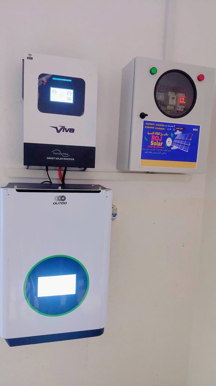 🔆 إنجاز جديد يُضاف إلى سلسلة نجاحات مكتب روژ للطاقة الشمسية
📍 من موقع العمل #كوري غريبان
🗓️ الثلاثاء 17/ 3 / 2026
في إطار التوسع المستمر في مشاريع الطاقة النظيفة، يعلن مكتب روژ للطاقة الشمسية عن إكمال مشروع جديد ومتميز تمثّل بتحويل منزل زين العابدين في #قرية كوري غريبان إلى منظومة طاقة شمسية متكاملة، تعمل بكفاءة عالية وتوفر استقراراً كهربائياً موثوقاً على مدار الساعة.
⚡ تم تنفيذ المنظومة بسعة 10 أمبير نهاري و 10  أمبير ليلي، لتأمين طاقة مستقرة وآمنة، مع تقليل الاعتماد على الشبكة الوطنية والمولدات، وفق أحدث التقنيات وأعلى معايير الجودة والكفاءة.
🌞 ويأتي هذا المشروع ضمن رؤية مكتب روژ للطاقة الشمسية الهادفة إلى نشر حلول الطاقة المتجددة وتوفير بدائل ذكية ومستدامة تدعم الاستقرار الطاقي في إقليم كردستان والعراق.
🔧 مواصفات المنظومة المنفذة: ▪️ ألواح Longi بقدرة 640 واط
▪️ عدد الألواح: 5 لوحاً
▪️ ضمان الألواح: 15 سنة
▪️ إنفرتر viva بقدرة 6500 كيلوواط – (ضمان 2 سنوات)
▪️ بطارية ليثيوم بسعة 10 كيلوواط عدد 1 (ضمان 10 سنوات)
✨ روژ للطاقة الشمسية… خبرة تثبت نفسها في كل مشروع، وثقة تتجدد مع كل إنجاز.
🔥 هل تفكر بتحويل منزلك أو مشروعك إلى طاقة مستقرة وموفرة؟
نحن نقدّم لك الحلول الذكية المصممة حسب احتياجك وبأحدث التقنيات العالمية.
📞 للتواصل والاستفسار:
👷‍♂️ مهندس قيدار
*********** – ***********
👤 سلام سلو
*********** – ***********
#طاقة_شمسية #مكتب_روژ_للطاقة_الشمسية
#HighVoltage #الطاقة_المتجددة
#شيخان #أربيل #بعشيقة #هولير #العراق
