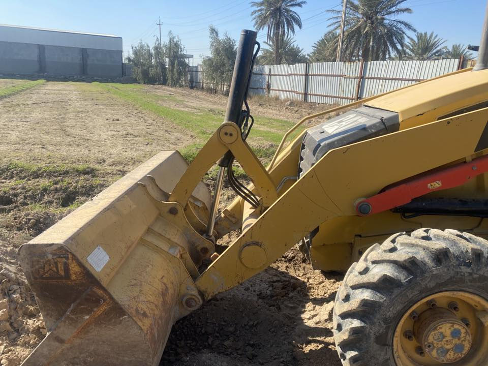 السلام عليكم حفاره وشوفل كتر بلر 
موديل 2014
مكينة بيركنز مية وخمسه 
تايرات نص عمر 
عندك بس هل جامه مكسوره الي بالصوره 
كيلة عاديه مو فچ بدون رقم وحفارة كلش جديده سعره  تلاث شدات وبيه مجال بدون رقم واكفلك من كلشي 
***********
