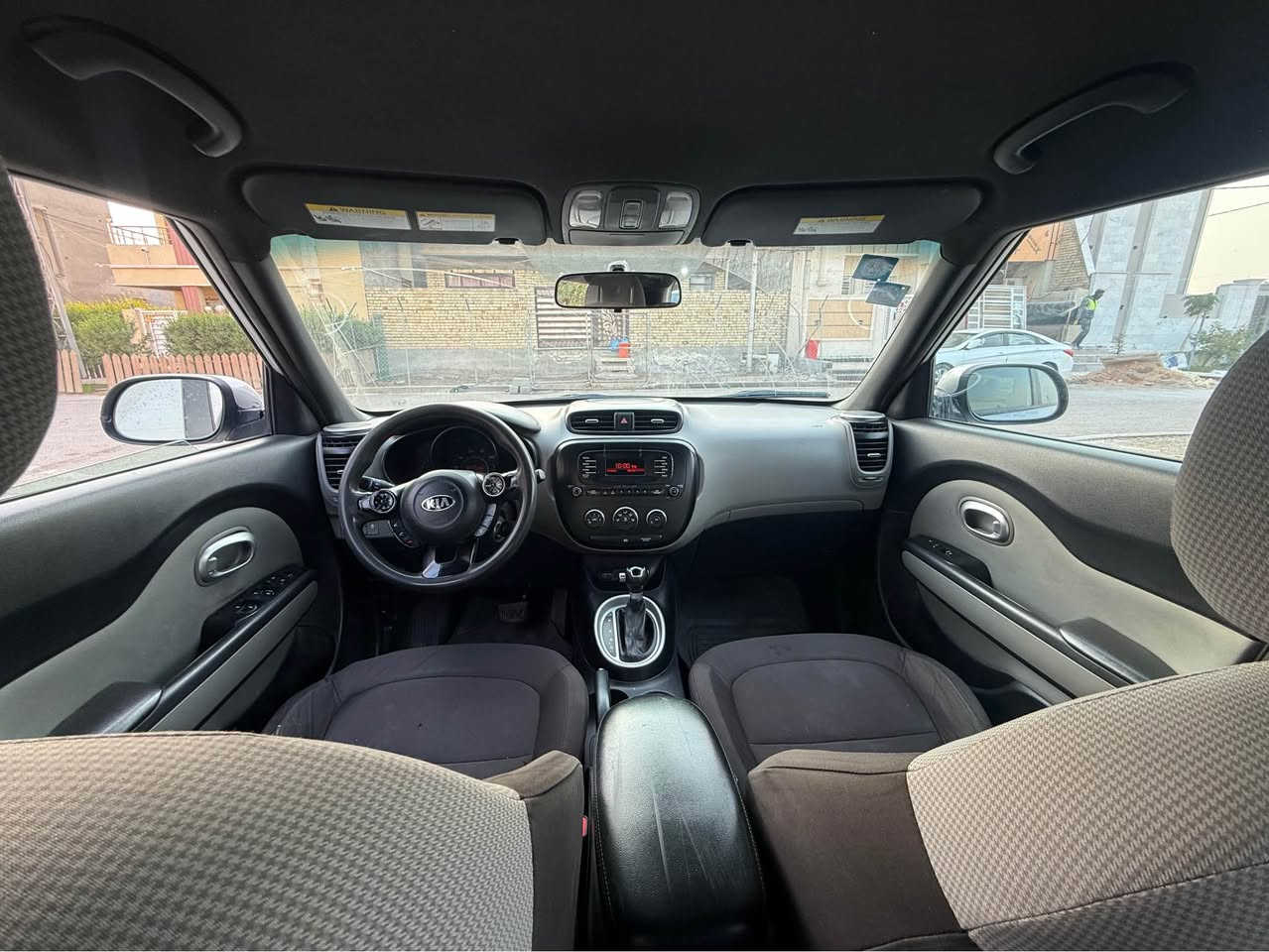 السلام عليكم 
كيا صول 2016 مكينه 1600 وارد امريكي بيه قطعتين كلير  وقطعه صبغ بدون دواخل ابد فقط رش كير ومحرك مكفولات صدر اميمي وخلفي جديد كهربائيات كله شغاله تخم تاير جديد سياره جاهزه للاخير بدون نقص ابد معروضه ب ( 106$ ) وبيه مجال بسيط مكاني بغداد الدوره نهايه شارع 60 للاستفسار *********** بغداد, العراق
