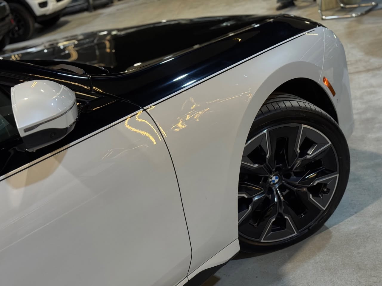 السلام عليكم
BMW 740i 
موديل 2023
بدي M بلادي
سستم بلاك ايدشن 
مواصفات اندفجول طلب خاص 
فول كرستال تطعيم الداخل
رادارات 360
كامرات 360
ناظور ليلي 
داتا شو
5 بردات تعتيم كامل
سقف رولز رويس
بيبان سوفت كلوز (شفط)
داخل لون مميز احمر غامق 
ويل ٢١
عداد 26mi
بيها هواي مواصفات متخلص 
أمريكي كلين من امريكا بيها قطعتين كلير بدون ضربة 
***********
