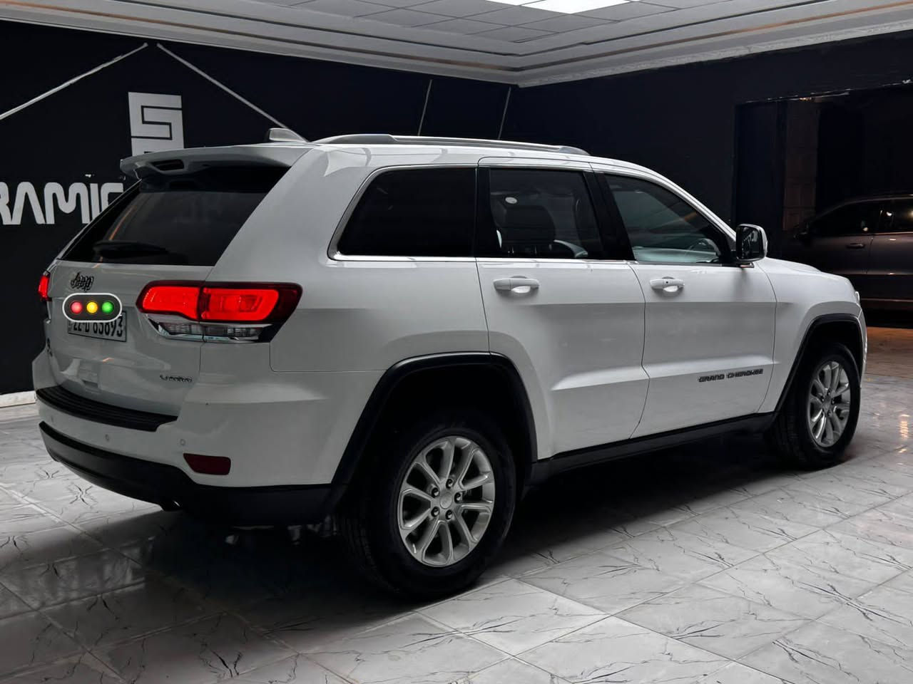 جيب كراند شيروكي موديل2021
مواصفات لاريدو 6 سلندر رادار جانبي 
حساس خلفي
تشغيل عن بعد 
كراسي تدفئه 
شاشة جبيره
تدفئه ستيرن 
جنطه كهرباء 
السياره وارد كندي 
كلين تايتل 
ماشية 95 الف وقابله للزياده 
بالعراق صارت صار بيها قطعتين تبديل بدون صبغ
بدون ايرباك بدون دواخل 
باقي السياره كفاله
رقم صاحب سيارة ***********
