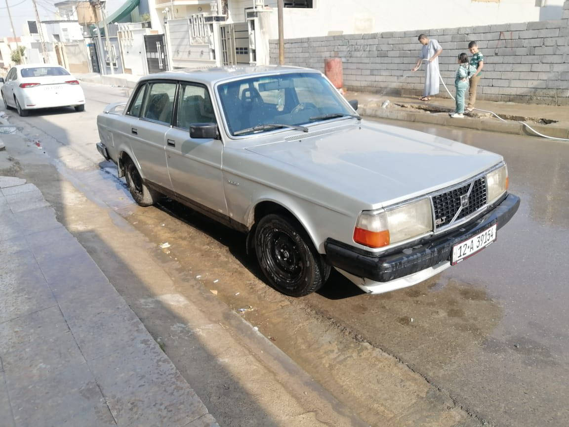 مساء الخير عدنا سيارة فالفو لبيع  رقم الماني كير اوتماتيك  شرط التحويل   سعرها 35ورقة وبيها مجال الي يحب يخابر على الرقم ***********
