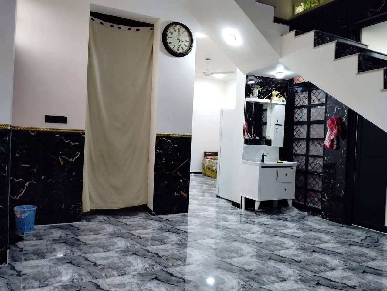 السلام عليكم ورحمة الله وبركاته
دار للبيع 🏠  طابق واحد مساحتة 180طابو زراعي سند 25 

بناء حديث محتوياته غرفتين وصاله ومطبخ حار بارد كليدور 

مجمع صحيات داخليه وخارجية ومناور عدد 2 حديقه وكراج 

تبليط عرض الشارع 8 تقسيم نظامي 

العنوان زوير الغربي

للسكن العائلي ويتميز بقربه من كافة الخدمات، فرصة 

ممتازة للسكن أو الاستثمار. 🏡✨

للاستفسار أو الحجز يرجى الاتصال على الأرقام التالية:

***********

كما يمكنكم مراجعة مكتب التصميم العقاري

ولمن يرغب في عرض عقاره للبيع أو الإيجار، 

يمكنه مراسلتنا مباشرة.
