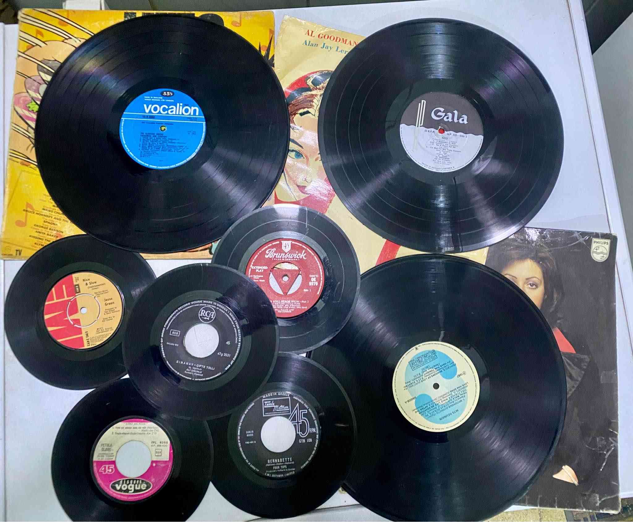 أسطوانات عدد ٨  موسيقى واغاني غربية نظيفة جدا صوت ستيريو  :-
عدد ٣ حجم كبير اغاني غربية 
عدد ٤  حجم صغير اغاني منوعة غربي
عدد ١ حجم صفير أغنية لفنان تركي
التوصيل مجاناً للتواصل على *********** واتساب 
السعر ٥٥ الف بغداد, العراق
