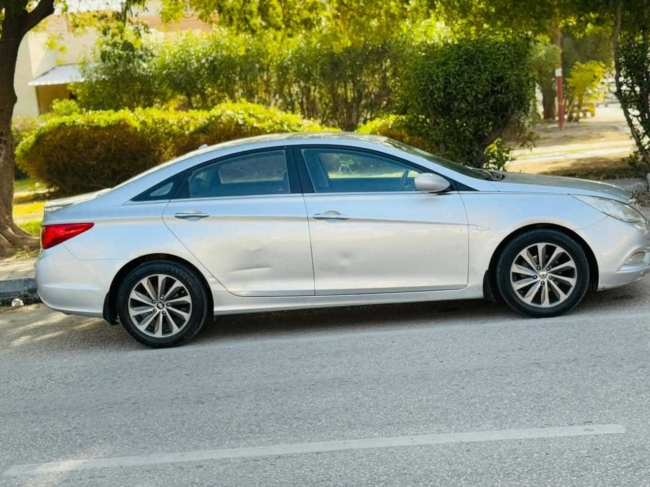 سوناتا مديل 2011 خليجي مكفوله من الضربه والتبديل فقط جاملغ وباب كلير بدون دواخل سياره جديده وجاهزه مواصفات كامره خلفيه تحكم استرين جهتين مثبت سرعه داخل جلد كشنات كهربائي حداديه تخم تاير تبريد تدفئه شغال مكينه وكير مكفولات مكينه 2400 دوش  السياره جديده بمعنه  الكلمه السعر 98 مع المجال للاستفسار اتصل *********** مكان السياره كربلاء
