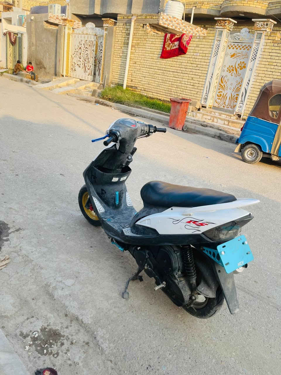 سعرها 750سلام عليكم ماكس عدلة كفالة عامة
مكينة بلاد مامفتوحة
بيها تزويد سمائي كلةة اصلي
ويل عنكبوت اصلي 
كفرات 4ولفات اصلية 
يدات بريك nsy
قبق شاصيnsy
قبق فلاوين nsy
ستان صفح nsy
براغي كاعية nsy
قاعدة رقم nsy
دشلي كيلو متر nsy
صالنصة صجيمة اصلية 
كلها شغالة عوزهاا بس باتري 
***********
مكاني حي الغدير
