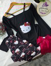 بيجامة هيلو كيتي • كتف نازل • فري سايز 75كغ