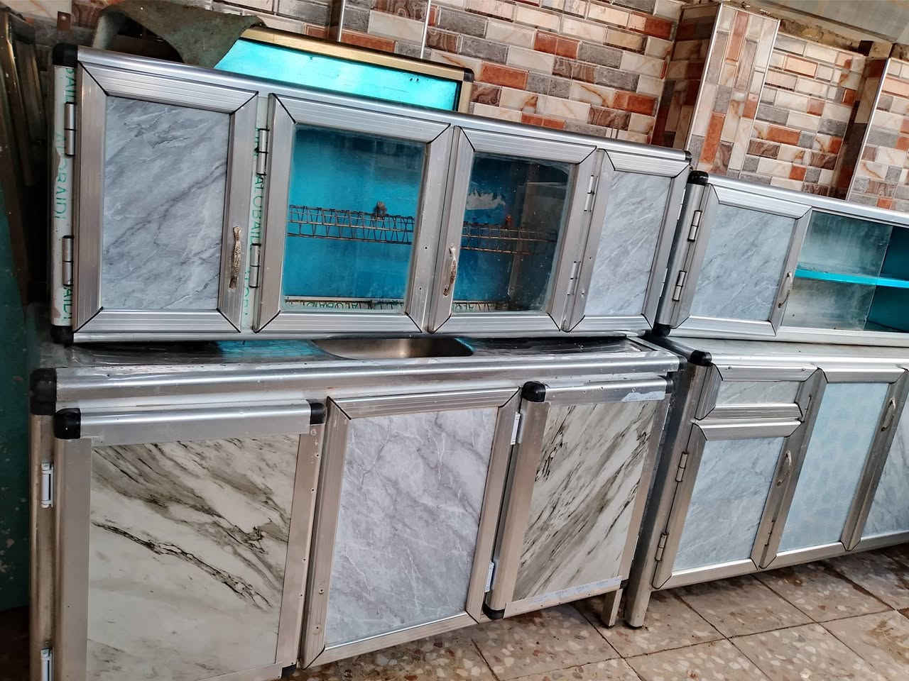 كاونتر ٤ قطع كلش نضيفه الطول لارضي مترين والسنك متر ونص وملحق نفس القياس السعر ٢٢٥ العنوان محاويل *********** يرهم مراوس ب سبلت او مكيف محترك
