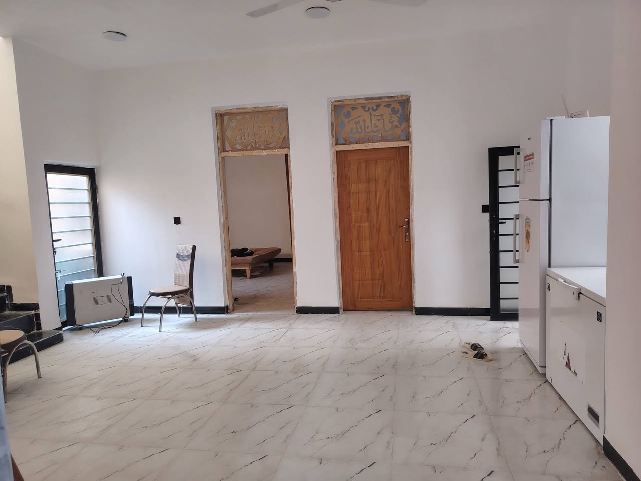 السلام عليكم
بيت ٢٠٠متر بناء حديث صار شهر من كامل
حي الحكيم على الكورنيش
سند٢٥ مرقم من البلديه
رفته طابوق

غرفتين هوال مطبخ حار وبارد استقبال حديقه وكراج سياره
صحيات خارجيه وداخليه
للستفسار الاتصال  ***********
او وتساب ***********
سعر ٧٥
