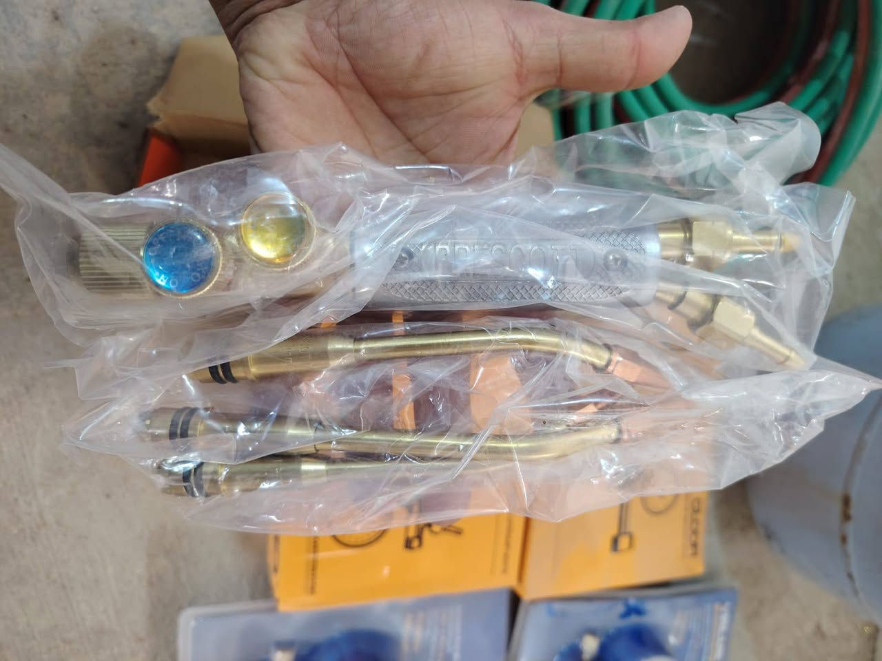 السلام عليكم
غراض ورشه صيانه تدفئه وتبريد كامله جديده بالكارتون ما مستعمله مثل مشوف بالصور
للتواصل ***********
