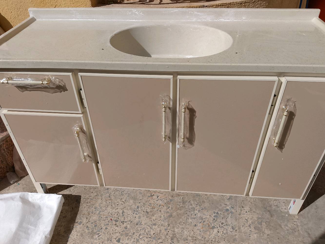 
شنو الأبعاد الدقيقة للسنك؟: 
قياس مترونص مبطن الابواب 
هل السنك يحتاج إلى تركيب خاص؟: 
لا
يوجد ضمان على المنتج؟: 
شرط الفحص يوصل للباب افحص وإذا ما عجبكم الشغل يرجع 
وين موقعك داخل العراق؟: 
صناعيه حمدان 
شقد السعر النهائي؟: 
215 ويه التوصيل مجانا داخل مركز البصره 