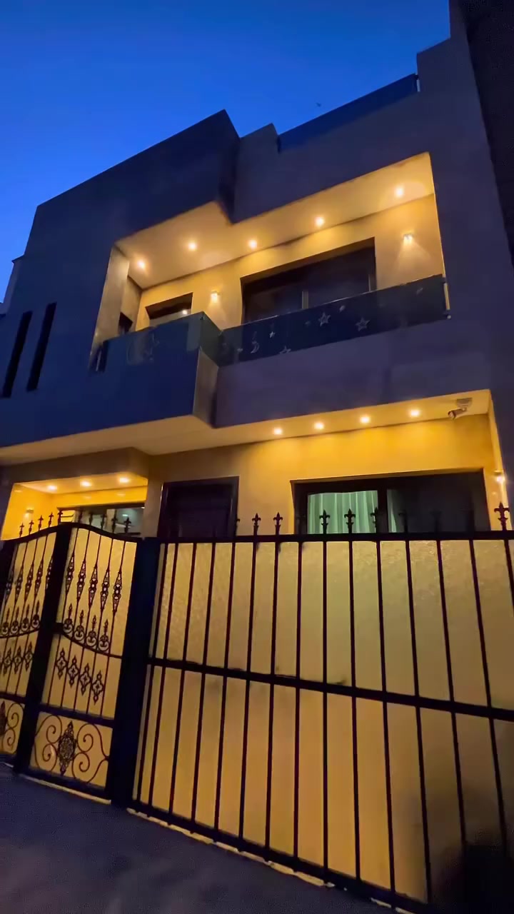 🏡 بيت درجة اولى للبيع في السيديـــــة ✅

💥💥 مؤثث بالكامل 💥💥

📍الموقع  ◀️  السيدية مربع الكهرباء 

💥 على شارع عرض ١٢ متر

👈🏽 المساحة  70 م² الواجهة 7 م

البيت ٣ طوابق ( ٣ غرف نوم سويت + صالة + مطبخ + خدمات عدد ٣ + بيتونة )

للاستفسار/

مكتب رافدين الخير للوساطة العقارية 

السيدية _شارع العلوة_مجاور مطعم سماش

هـ/***********
