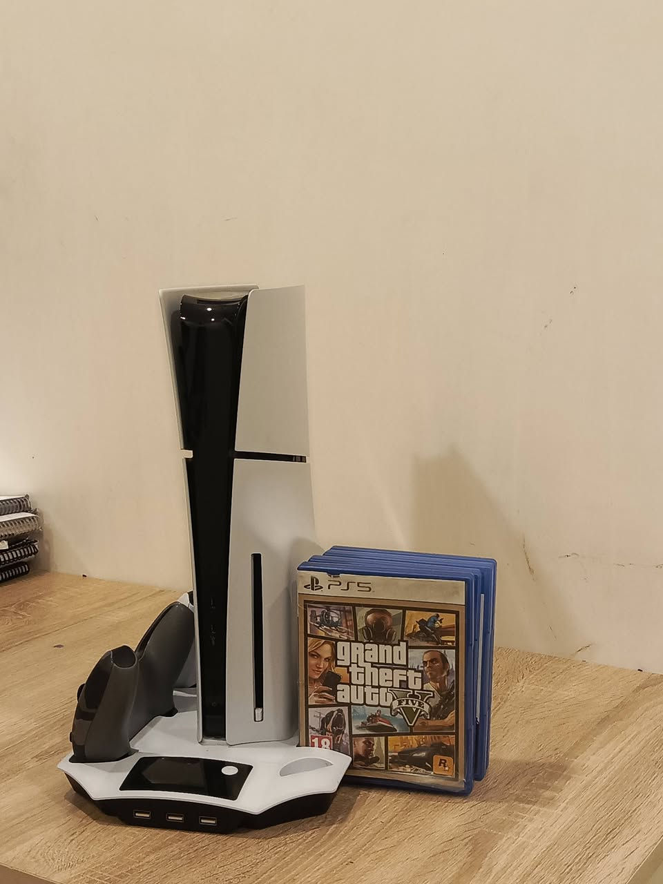 السلام عليكم
بلي فايف سلم 🎮
واحد تيرا (1000GB)
البريطاني 
يحتوي على جوستكات اثنان
يحتوي على قاعده البلي التي تتضمن
1 تبريد للبلي 3 سرع 
2 شحن جوستكات
3 مكان للأقراص 
4 مكان السماعه
5 تحتوي على منافذ يو اس بي 
يحتوي على أربع اقراص( الالعاب)
1 GTA5 
2 كول اوف ديوتي مودرن 2
3 كوست اوف سوشيما 
4 وارزون z
السعر 880 و قابل للتفاوض
و عندي UPS نوعيه الفاربر الاونلاين 1KV اختياري تريد تشتري تريد لا
العنوان 
بغداد --- الغدير 
للاستفسار 
*********** 
متواجد واتساب
