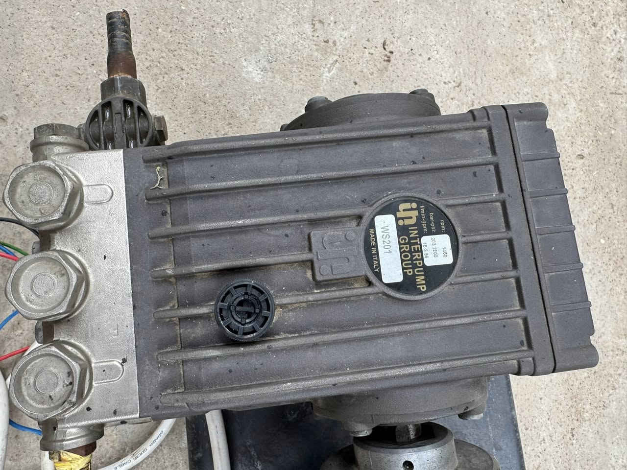 يا الله للبيع غراض غسل
مضخه ايطاليه عدد ٢ 
ماطول 7:5 حصان ثري فيز 
مع الملحقات صونده 20 متر مع اليده 
شرط مامفتوحات ولا مصلحات هنه والماطور 
تاروسه هواء 520 لتر 
ثلاثه بستم ماطور ايطالي 5:5 حصان ثري فيز  
سعر المضخات ثنين1200 دولار  وبيهن مجال بسيط 
التاروسه سعرها 450 دولار 
مولده كيا كرنفال 4000 مسكر عليها راس توليد 40 KV شرط لا تنقيص ولا تبخير وعليها ضمان 5 سنوات اذا مفتوح المحرك 
سعرها 23 ورقه وبيها مجال 
تجي تفحص وتشوف بعينك يله تشتري 
مكاني واسط  الدبوني  ابعد عن شارع بغداد كوت 60 متر 
***********
