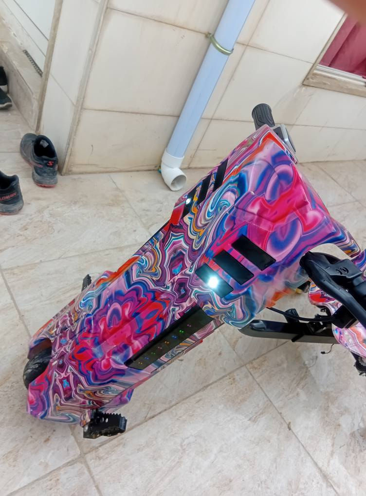 السلام عليكم 🛴 النوع: سكوتر كهربائي مع مقعد
🎨 التصميم: هيكل بلاستيك/معدن مغطّى بطبعة ملوّنة جذّابة
⚡ التشغيل: بطارية قابلة للشحن (غالبًا ليثيوم أو رصاص – يعتمد على الموديل)
🎮 التحكم: مقبض تسارع باليد + فرامل يدوية
🦶 الدعاسات: مساند جانبية للقدمين
👶 الفئة العمرية: عادة من 5 إلى 12 سنة (يختلف حسب الحمولة)
🚦 الاستخدام: لعب، تنقّل قصير، غير مخصّصة للطرق العامة
🛠️ السرعة المتوقعة: تقريبًا 8–15 كم/س حسب القوة والبطارية / السعر 100$ أربيل دار تو جديده
تواصل ***********
