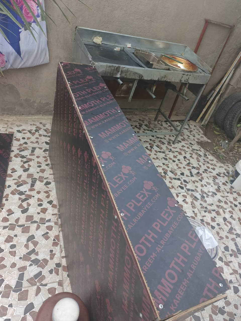 السلام عليكم اخوان عدي ذني الغراض شواية مال فلافل وفنكر وبركر +ميز مترة و87 بغداد جسر ديالئ
***********
