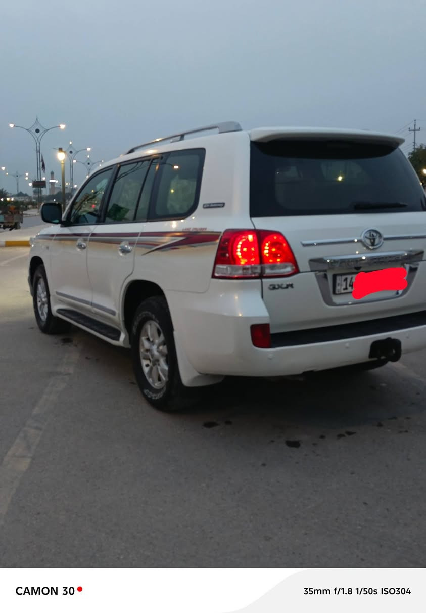 لاندكروز مديل 11 ستينيه
GXR 
 6 سلندر 4000 cc  مكينه كير حداديه كفاله تبريد ثلج 
موصفات ستينيه معروفه
1-بصمه جميع لابواب
2-شاشه وكامره
3-تحكم استرين
4- مثبت سرعه
5-ثلاجه 
6-اربع قطع تبريد 
7-لايت زينون عالي ناصي 
8-فور ويل 
9-حساسات امامي خلفي 
سياره لون ابيض صدفي سياره مكفوله صبغ وتبديل ما عدى شويه صبغ بل دعاميه اماميه 
وبيه فابلون لازك عله بنيد فقط سياره جاهزه من كلشي وبيه كتاب فحص من مندلاوي 
رقم بصرع بسمي مشروع وطني 
رقم *********** 
سعر ٣٣٥ وبيه مجال لل شراي 
وسياره كلش نضيفه ربع ما تذب عليك شرط 
مكاني ناصريه مركز
