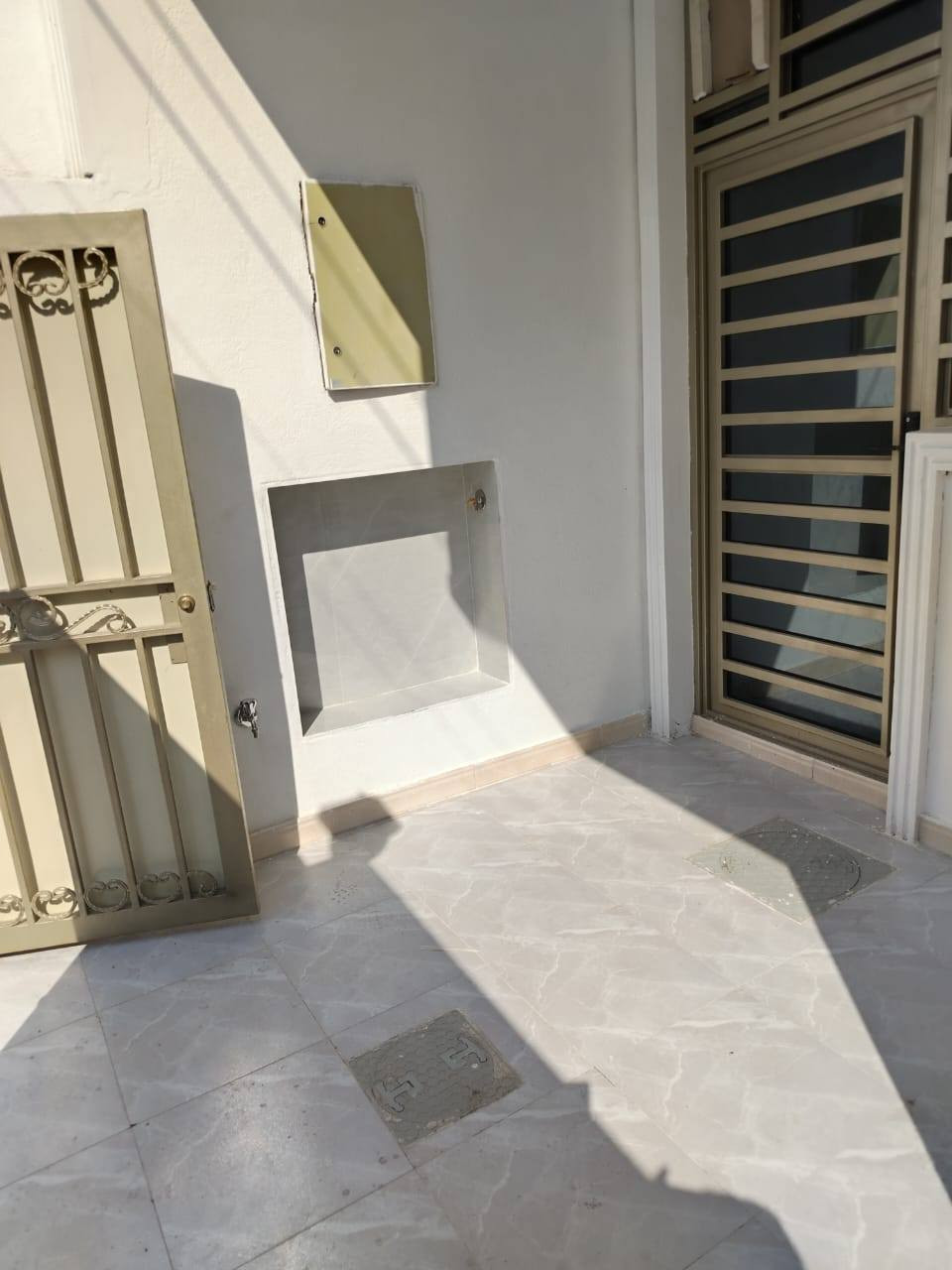 السلام عليكم يوجد لدينا دار للبيع طابق واحد فقط مساحه 100متر واجهه 6وربع ونزال 16 يحتوي على ستقبال +مطبخ +حولي +غرف نوم عدد 1 جميع الخدمات موجوده ماء وتبليط وكهرباء نوع الملك طابو زراعي سند 25اقرار محكمه وتنازل شركة العنوان بغداد الدوره البوعيثه مجمع عدل الثالث الاستفسار اتصل على هاتف *********** /***********
