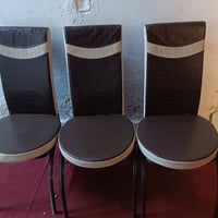 كراسي للبيع  السعر الواحد ب 15 التواصل 07708903869