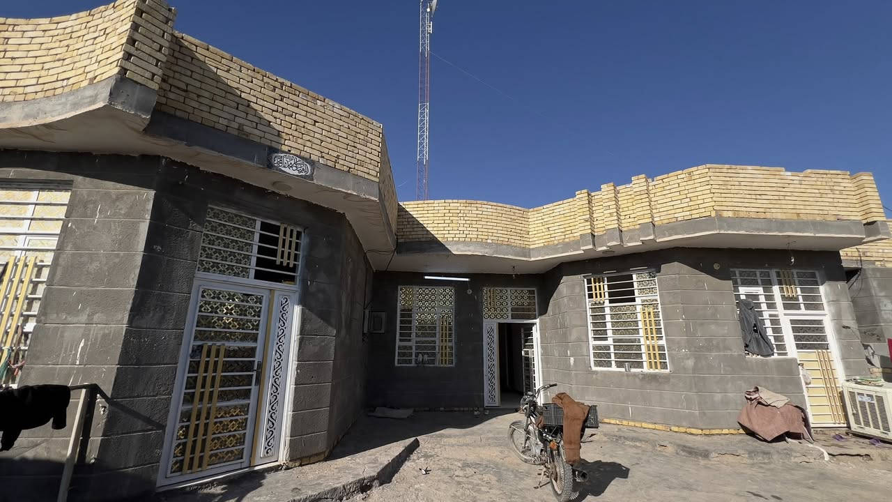 دونم قرب طاقة الكهرباء المتنقله مشروع الـ حاتم
يتكون من 3 بيوت .-بيت الأول 400 متر المساحه يتكون من ثلاث غرف وصاله الاستقبال 14 متر 
بيت جاهز 
وبيت الثاني 150 متر مساحه وبيت الثالث 100 متر
***********
